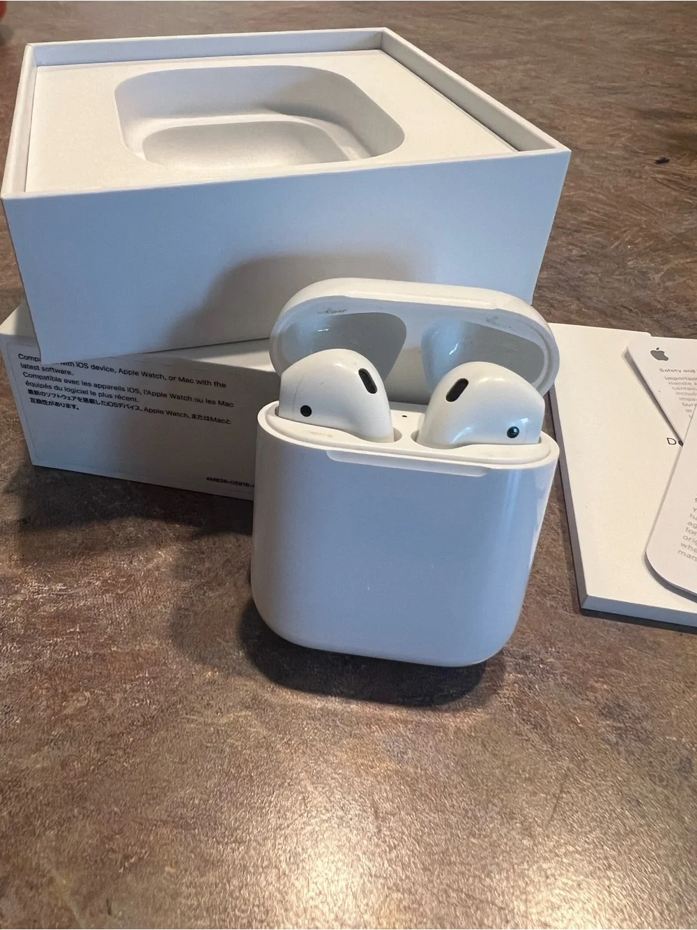 Apple White Wireless EarPods with Charging Case